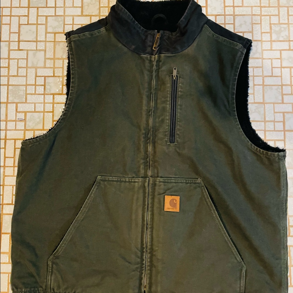 Mens Carhartt Duck Vest Full Zip size L barely worn.  Sherpa Lined